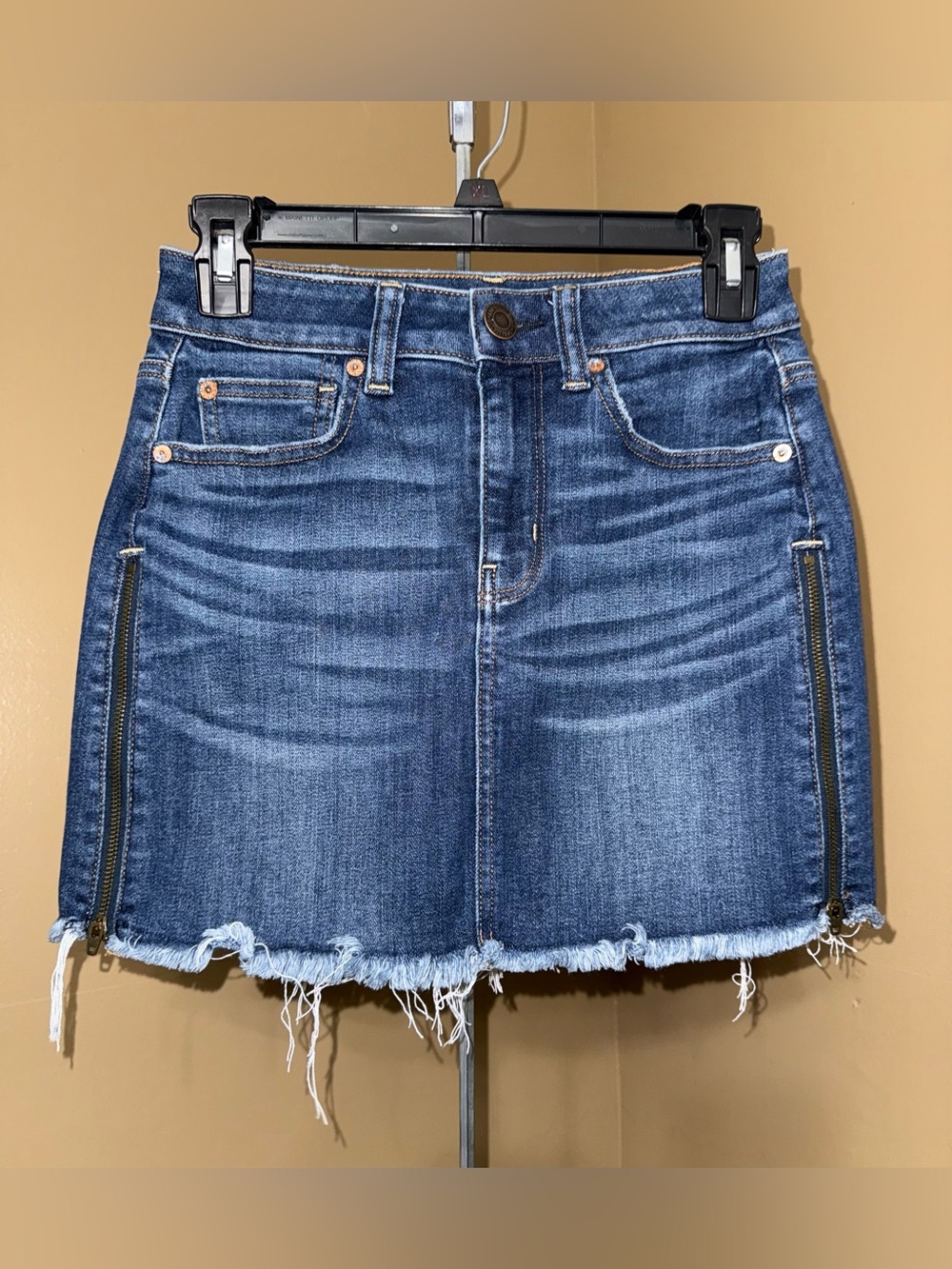 AMERICAN EAGLE OUTFITTERS Denim Mini Skirt with Side Zippers - Blue. Size 0.